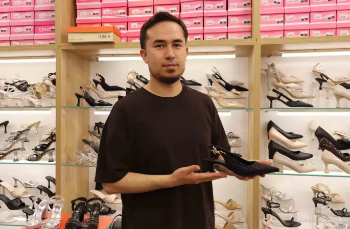 Ayakkabıcılarda kışlıklar raftan kalktı, yazlıklar geldi
