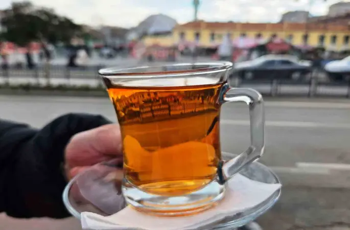 Ayaz vurdu, fincanlar kış çayıyla doldu
