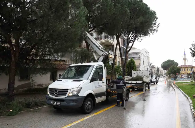 Aydın Büyükşehir Belediyesi’nden Efeler’in yeşil alanlarına bakım
