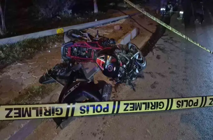 Aydınlatma direğine çarpan motosiklet sürücüsü hayatını kaybetti
