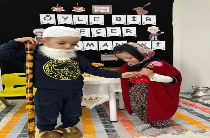 Aydıntepe’de minik öğrenciler Yaşlılar Haftası’nda büyüklerini canlandırdı

