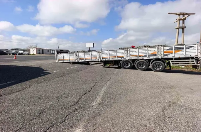 Ayrılan dorse yolu trafiğe kapattı
