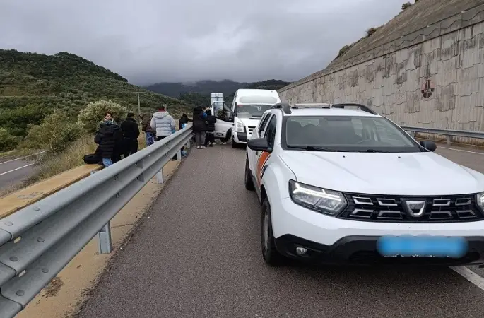 Ayvacık’ta 27 kaçak göçmen ile 2 göçmen kaçakçısı yakalandı
