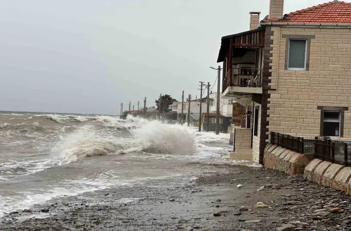 Ayvacık’ta kara ile deniz birleşti
