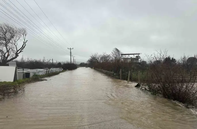 Ayvacık’ta sağanak yağış etkili oldu
