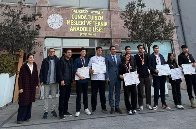 Ayvalıklı şef adayı öğrenciler İstanbul’dan 15 madalya ile döndü
