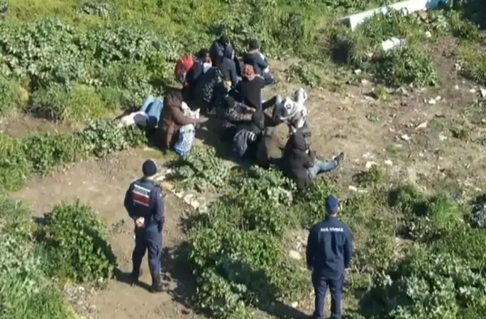 Ayvalık’ta 3’ü çocuk 25 göçmen yakalandı
