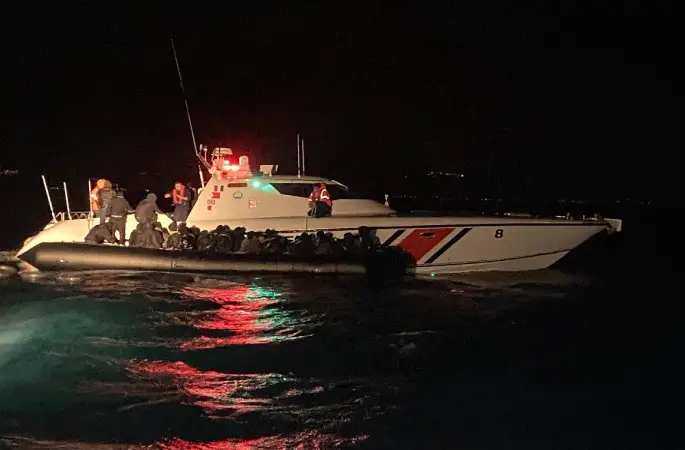 Ayvalık’ta motoru arızalanan botla denizde sürüklenen 39 göçmen kurtarıldı
