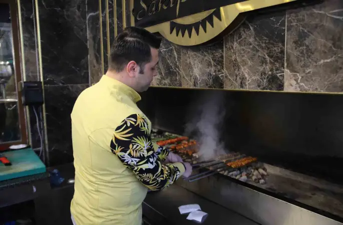 Babalarından kalan 54 yıllık lokantayı ayakta tutuyorlar
