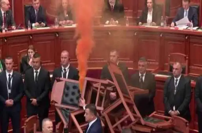 Arnavutluk’ta muhalif milletvekilleri parlamentoda yangın çıkardı