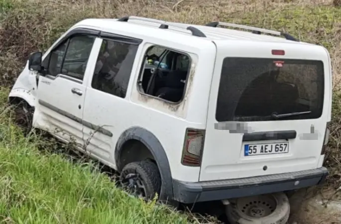 Bafra’da su kanalına düşen aracın sürücüsü yaralandı
