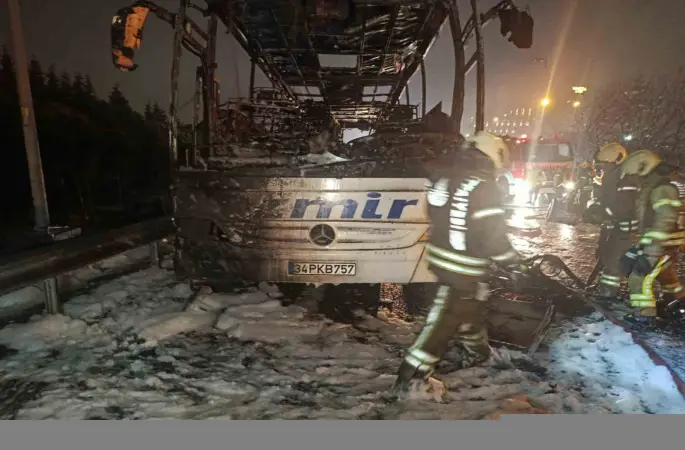 Bağcılar TEM’de yolcu otobüsü alevlere teslim oldu
