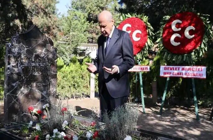 BAHÇELİ ALPARSLAN TÜRKEŞ'İN KABRİNİ ZİYARETETTİ
