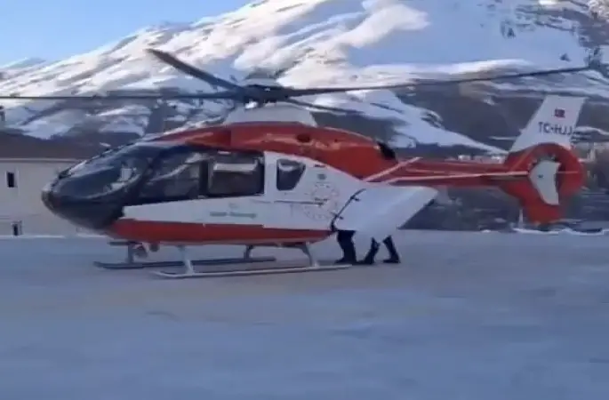 Bahçesaray’daki minik hasta helikopter ambulansla Van’a sevk edildi
