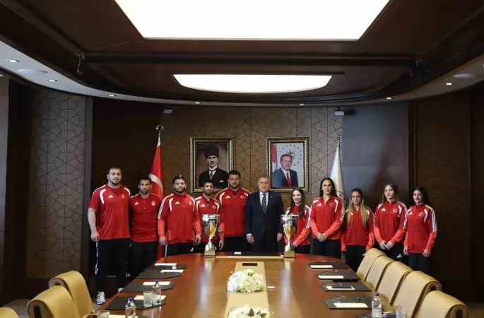 Bakan Bak, Avrupa şampiyonu milli güreşçileri ağırladı
