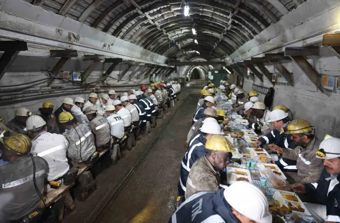 Bakan Bayraktar, madencilerle iftar yaptı
