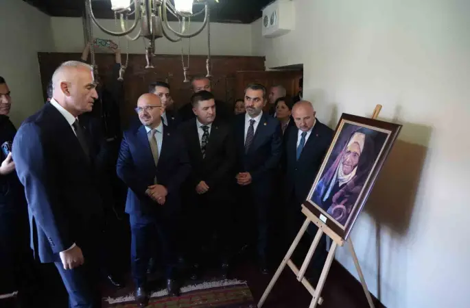 Bakan Ersoy, "Kralların Ressamı" Rahmi Pehlivanlı’nın eserlerini inceledi
