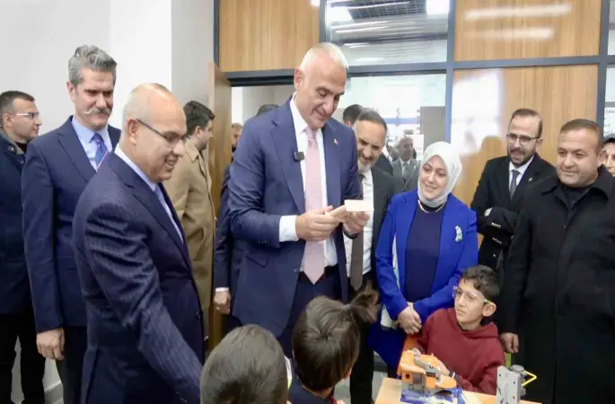 Bakan Ersoy: "Kütüphanelerimiz gençlerimizi geleceğe hazırlıyor"
