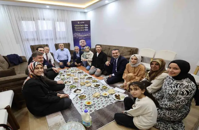 Bakan Işıkhan, evlerine kavuşan depremzede ailenin iftar sofrasına konuk oldu
