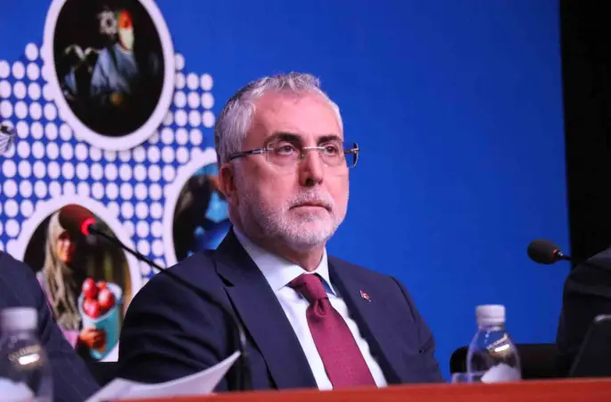 Bakan Işıkhan, gençleri heyecanlandıran müjdeleri ardı ardına verdi
