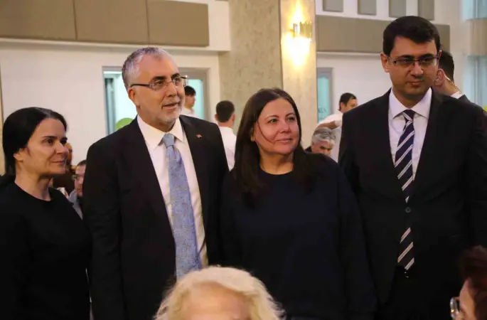 Bakan Işıkhan: "Türkiye olarak, sulhun ve sağ duyunun hakim olduğu bir diplomasi ortamının tesisi için çalışmaya devam edeceğiz"
