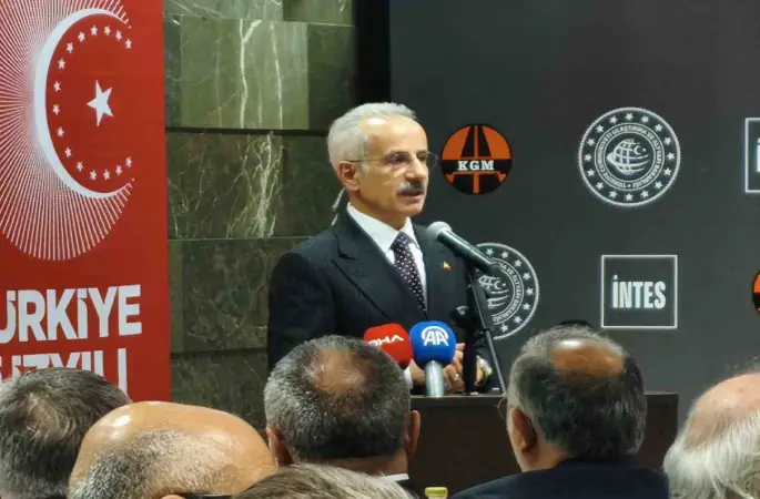 Bakan Uraloğlu: "Hedefimiz 14 bin kilometre olan demiryolu ağımızı 2028 yılında 17 bin 300 kilometrelere çıkarmak"

