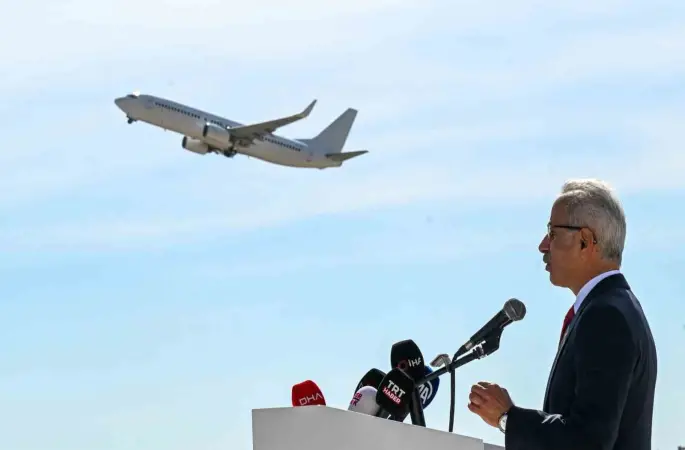 Bakan Uraloğlu: "Son 24 yılda havalimanlarımızın yıllık yolcu kapasitesini 55 milyondan 397,4 milyonun üzerine çıkardık"
