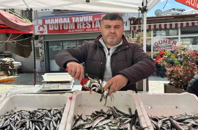 Balık tezgahlarında kıyı balıkçılığı mesaisi
