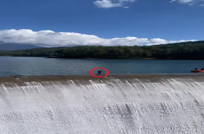 Balık üreticisinin savakları açık barajda yürekleri ağızlara getiren temizlik çalışması
