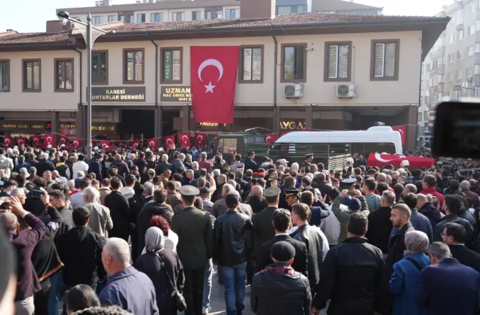 Balıkesir'de binlerce kişi şehit Emre Sayın'ı son yolculuğuna uğurladı