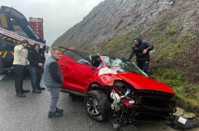 Balıkesir’de otomobil yoldan çıktı: 2 yaralı
