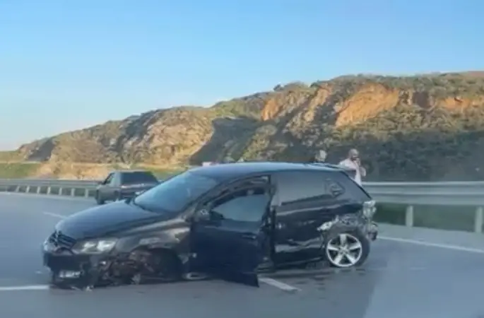 Balıkesir’de trafik kazası; araç bariyerlere çarptı
