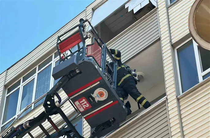 Balkonda yanan kitaplar paniğe neden oldu
