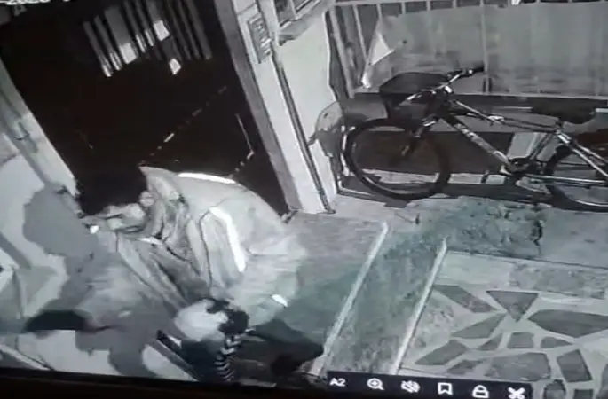 Balkondaki motosiklet ekipmanlarını çaldı
