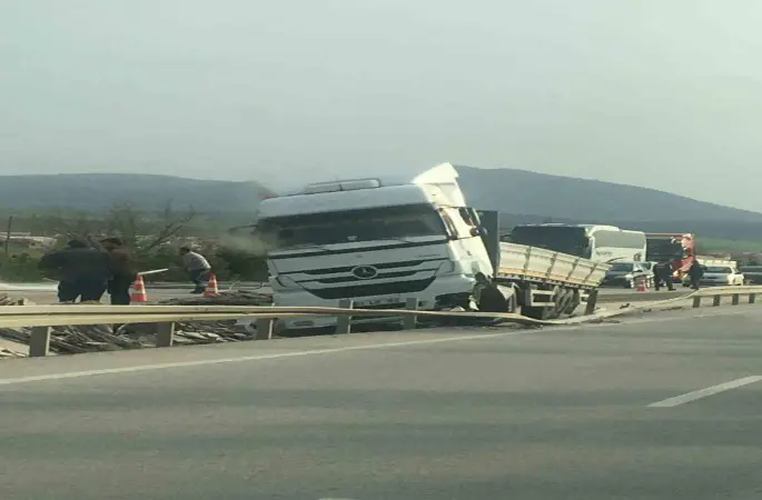 Bariyerlere çarpan tırda 2 kişi yaralandı
