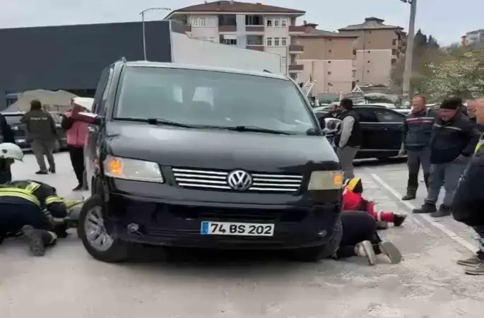 Bartın’da feci kaza: Aracın altında kalan kadını ekipler kurtardı
