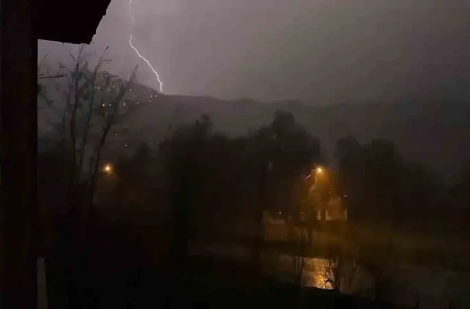 Bartın’da şimşekler geceyi aydınlattı, dolu yağışı şehri beyaza bürüdü
