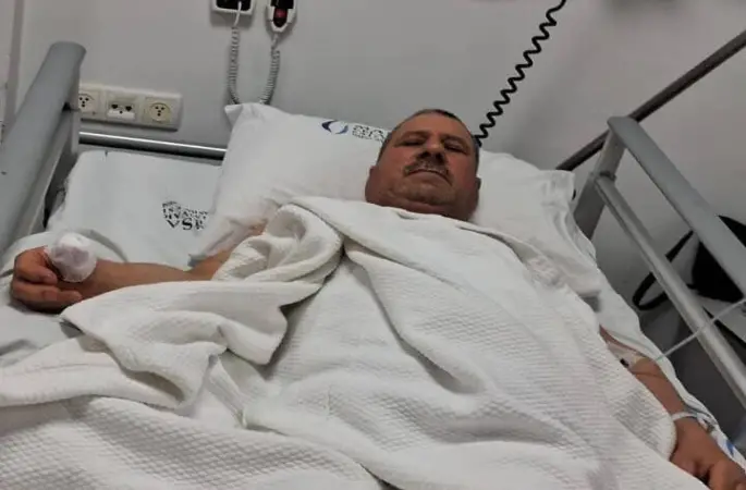 Başıboş köpeklerin saldırısına uğrayan adamın baş parmağı koptu
