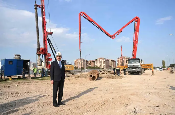 Başkan Altay: "Otogar kavşağında kara yolunu ve raylı sistemi üste alacak bir köprülü kavşak çalışması yürütüyoruz"
