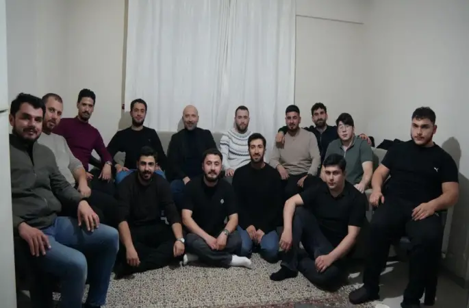 Başkan Arıkan sahurda gençlerle buluştu, kendi elleriyle menemen yaptı
