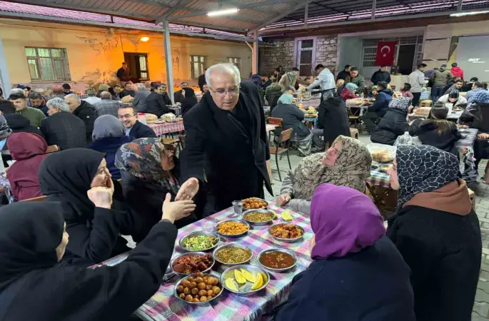 Başkan Arslan son iftarda Çamlıbel gençlerinin gönül sofrasına konuk oldu
