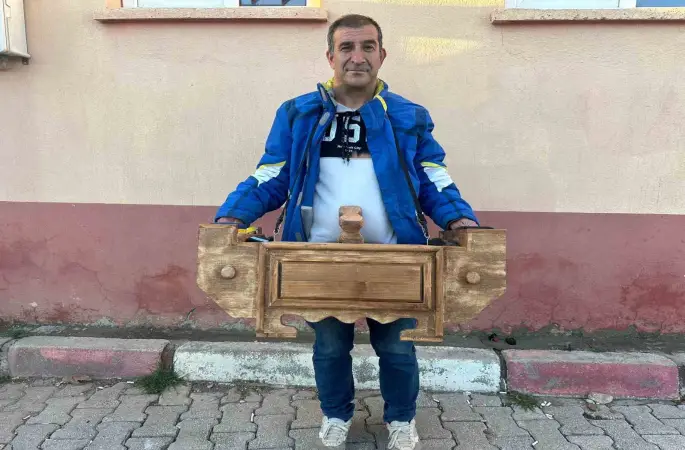 Başkan Başdeğirmen, kırılan boya sandığı yerine yenisi isteyen boyacıyı kırmadı
