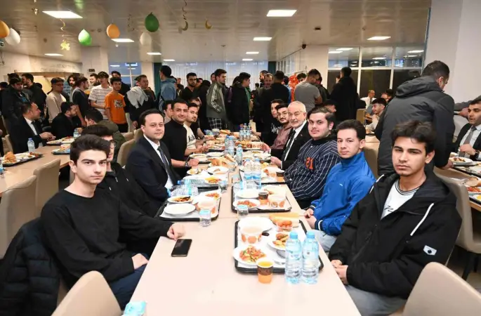 Başkan Başdeğirmen, KYK erkek yurdunda öğrencilerle iftar sofrasında buluştu

