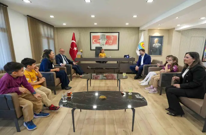 Başkan Boltaç koltuğunu devretti, çocuklar taleplerini sıraladı
