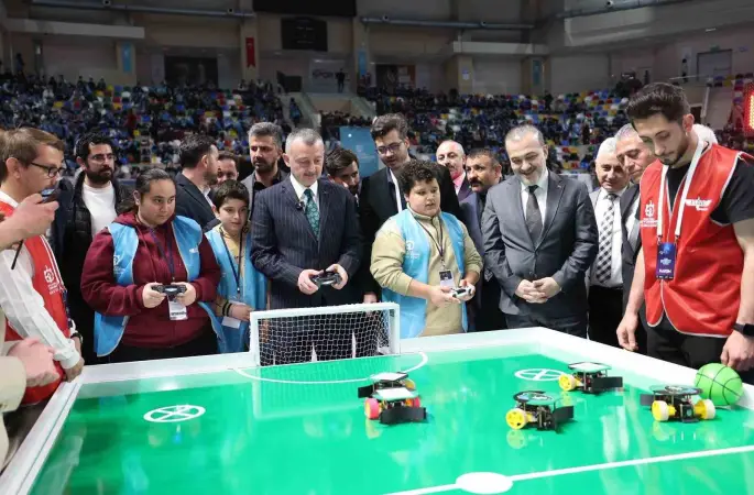 Başkan Büyükakın ve Kocaelisporlu futbolcular "robot futbolu" oynadı
