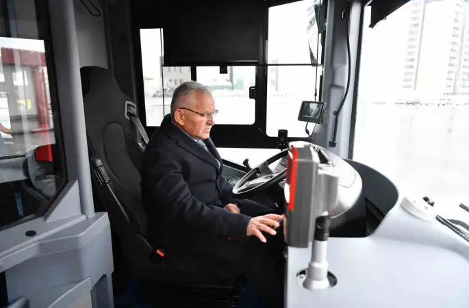 Başkan Büyükkılıç, çevreci ve yenilenebilir elektrikli otobüs ile bisikletleri inceledi
