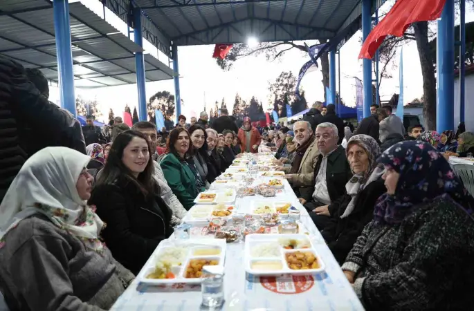 Başkan Çerçioğlu İncirliova’da kurulan iftar sofrasında vatandaşlarla bir araya geldi
