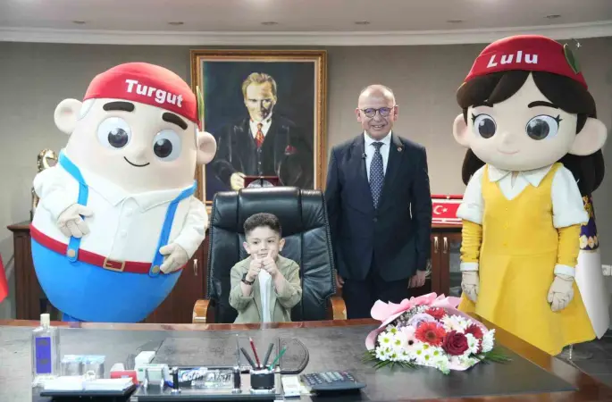 Başkan Çetin Akın koltuğunu minik başkana emanet etti
