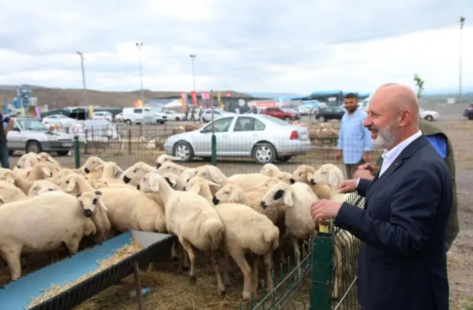 Başkan Çolakbayrakdar: "Kurban hizmetinde öncü, Türkiye’de sayılı belediyeyiz"
