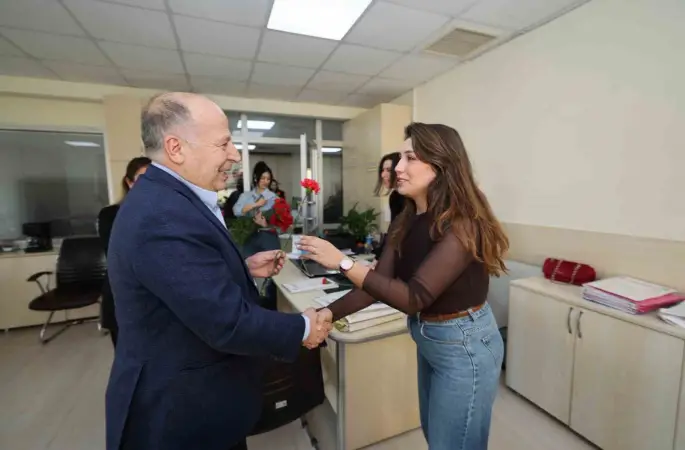 Başkan Demirçalı’dan kadın personele karanfil
